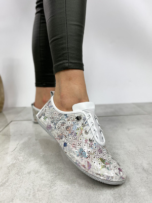 Skórzane półbuty ażurowe w kwiatowy wzór