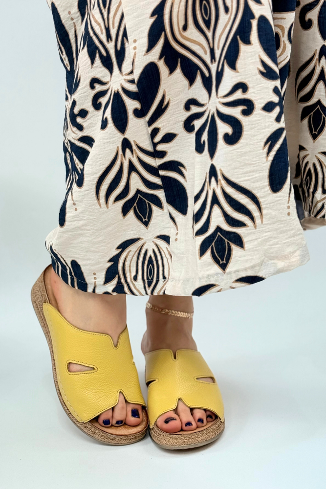 Бежеві поролонові шльопанці з аплікаціями