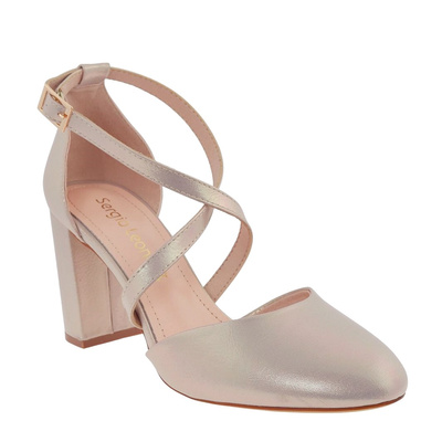 Złote sandały na słupku Sergio Leone