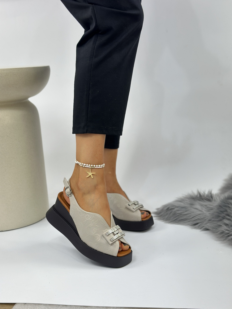 Beżowe sandały na koturnie z ozdobą 