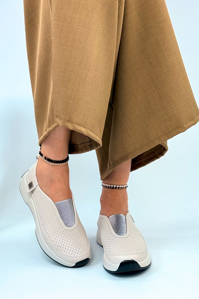 Beżowe skórzane półbuty perforowane na platformie wsuwane