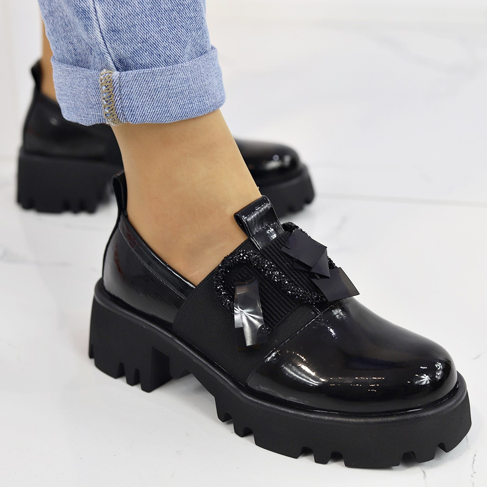 Półbuty damskie lakierowane w kolorze czarnym S.Barski