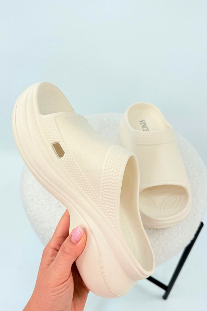 Białe klapki piankowe na platformie 