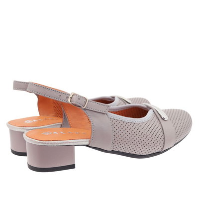 Сірі перфоровані шкіряні босоніжки з колодкою Galant