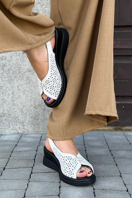 Бежеві шкіряні ажурні босоніжки на липучці