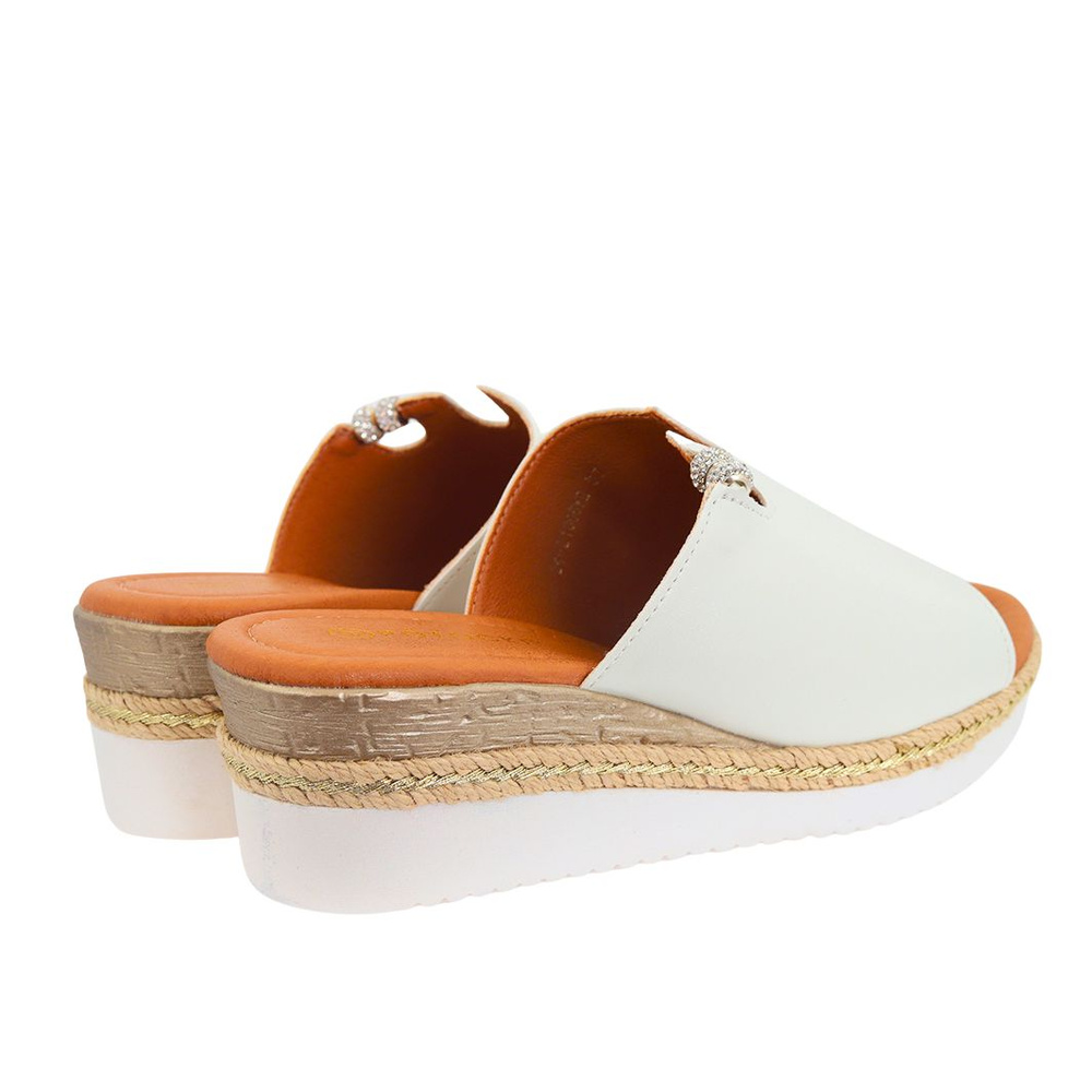 Białe klapki na koturnie Potocki