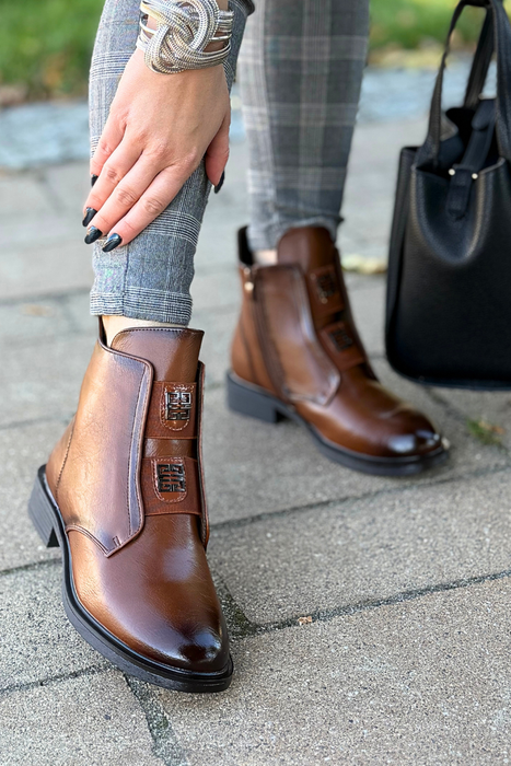 Brązowe botki damskie z ozdobą płaskie