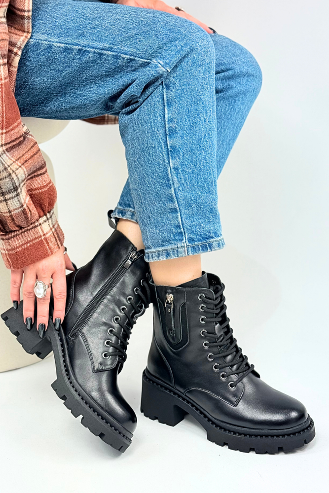 Темно-бежеві ажурні ботильйони із замшевої екошкіри