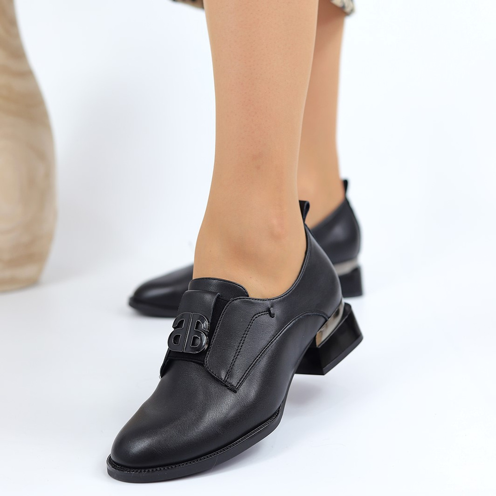 Чорні шкіряні туфлі на низькому каблуці з декором 