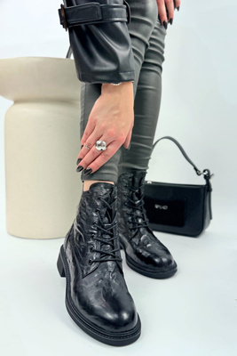 Чорні жіночі шкіряні ботильйони на товстій платформі зі шнурівкою 
