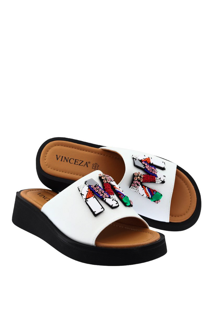 Białe klapki skórzane z ozdobą 