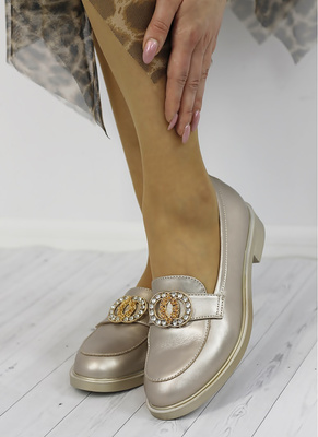 Бежеві шкіряні лофери з металевою брошкою Арка