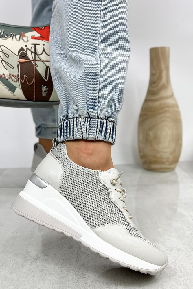 Białe sneakersy sznurowane na koturnie