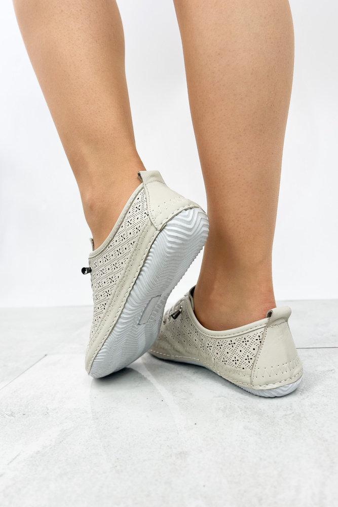 Półbuty ażurowe skórzane w kolorze beżowym