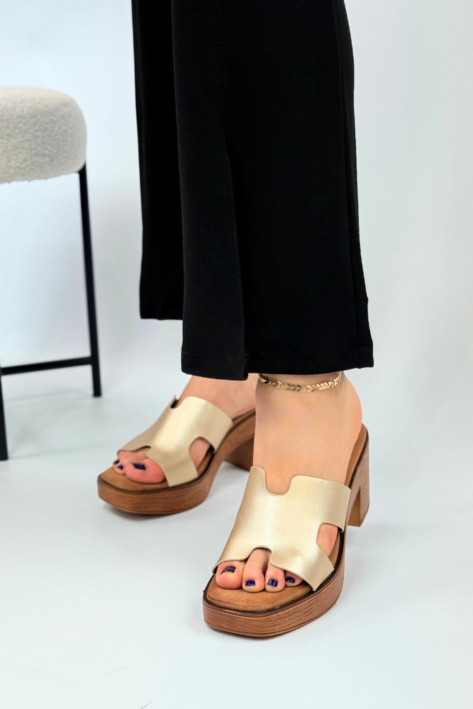 Złote klapki na drewnianym obcasie z platformą 