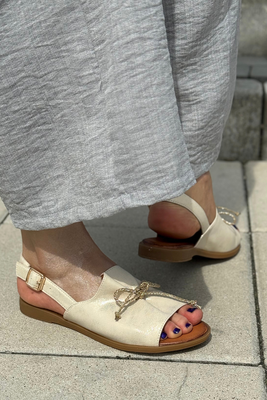 Złote skórzane sandały zabudowane płaskie 