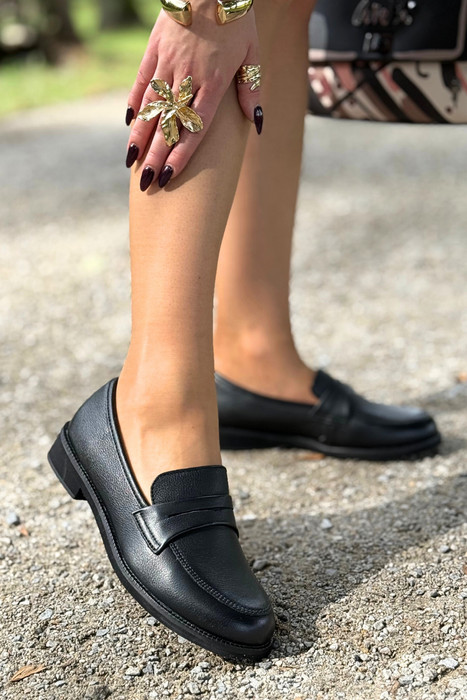 Чорні лаковані лофери від Sergio Leone