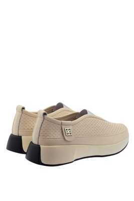 Beżowe skórzane półbuty perforowane na platformie wsuwane