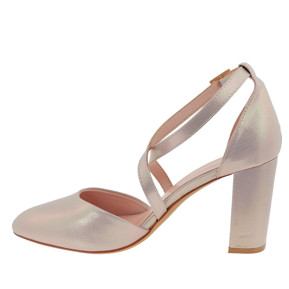 Złote sandały na słupku Sergio Leone