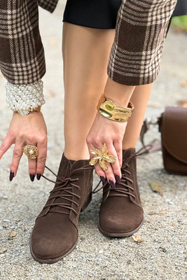 Zamszowe botki czekoladowe na obcasie sznurowane z zamkiem