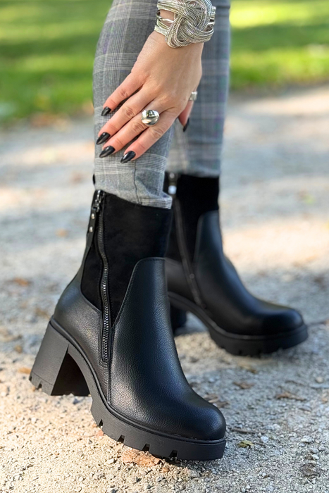 Чорні чоботи на колодці з тонким декором