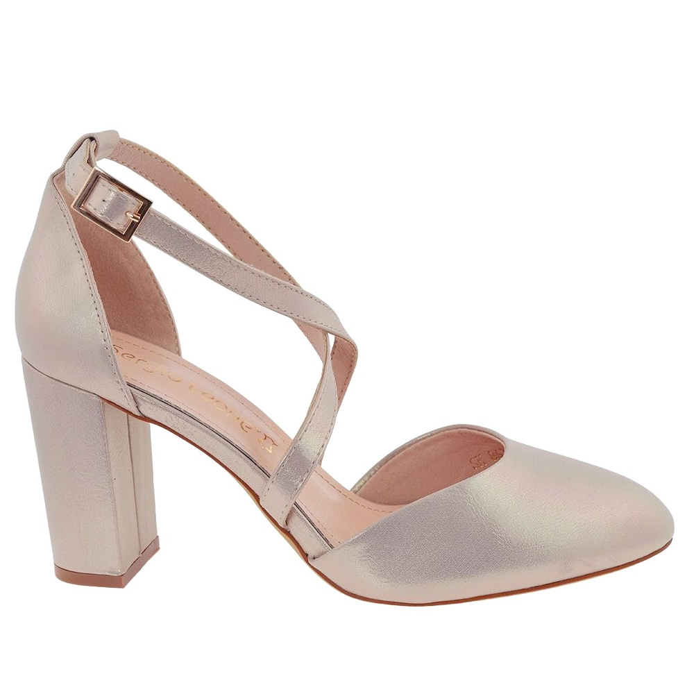 Złote sandały na słupku Sergio Leone