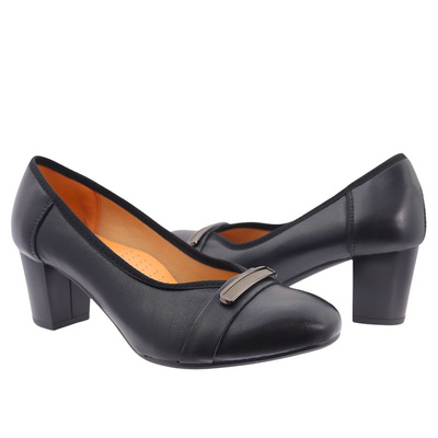 Човники жіночі шкіряні з чорним декором