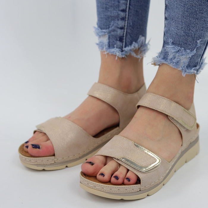 Елегантні бежеві босоніжки Evento на танкетці на липучці