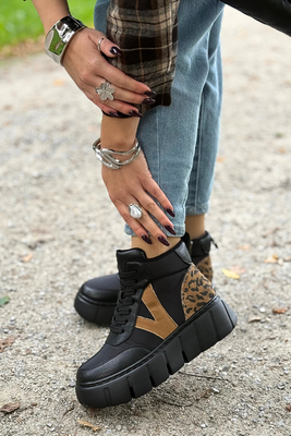 Білі жіночі шкіряні ажурні туфлі