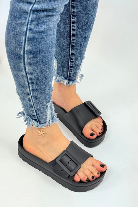 Czarne klapki damskie na platformie z klamerką