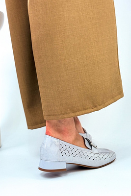 Modne mokasyny srebrne ażurowe z ozdobną klamerką 