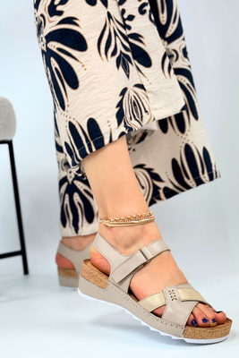 Бежеві поролонові шльопанці з аплікаціями