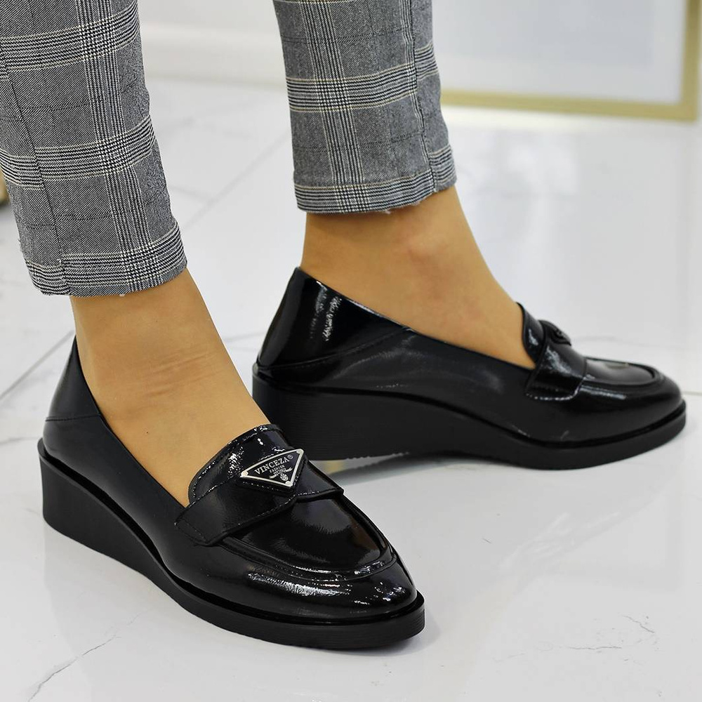 Lakierowane półbuty damskie na koturnie Vinceza