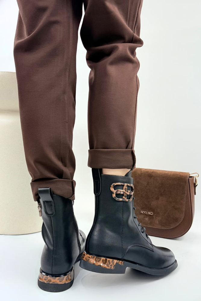 Botki damskie skórzane płaskie z akcentami w panterkę czarne