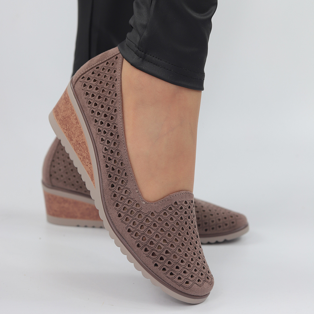 Czółenka zamszowe ażurowe khaki na koturnie Potocki