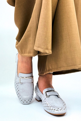 Модні сріблясті ажурні мокасини з декоративною пряжкою 