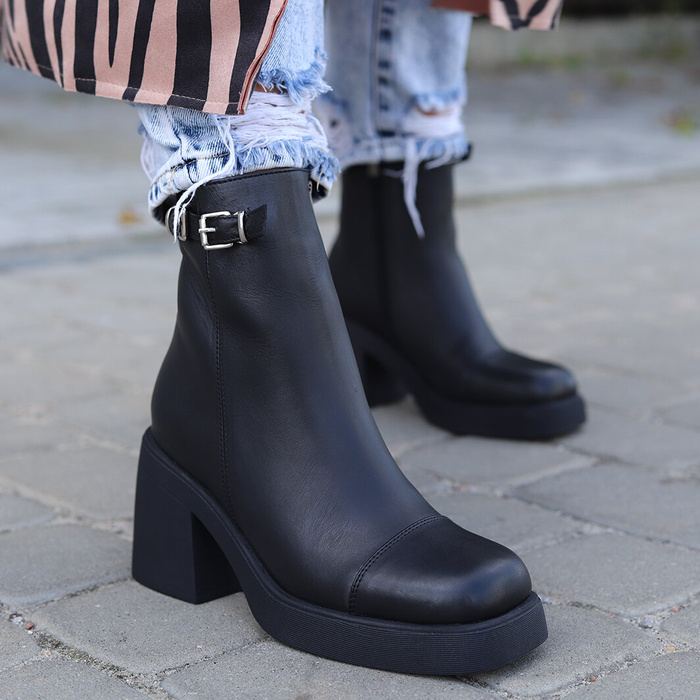 Чорні шкіряні ботильйони на високому каблуці Boccato