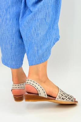 Beżowe skórzane ażurowe sandały płaakie Artiker