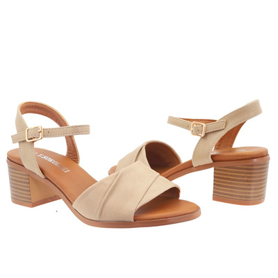 Beżowe sandały na obcasie T. Sokolski