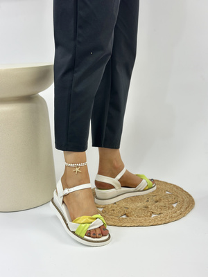 Białe sandały na koturnie z ekoskóry 