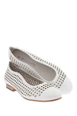 Стильні білі ажурні балетки на невисокому каблуці 