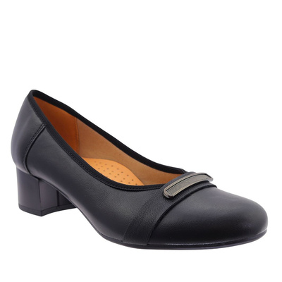 Шкіряні човники з декоративним ремінцем на низькій колодці