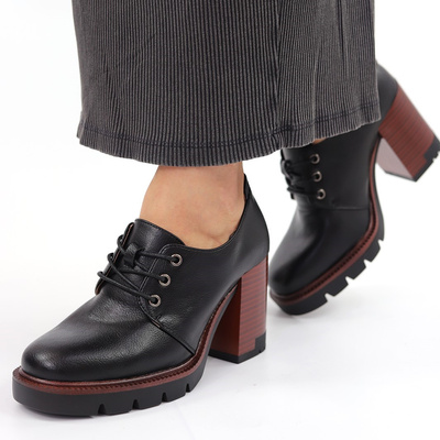 Półbuty damskie czarne sznurowane na słupku 