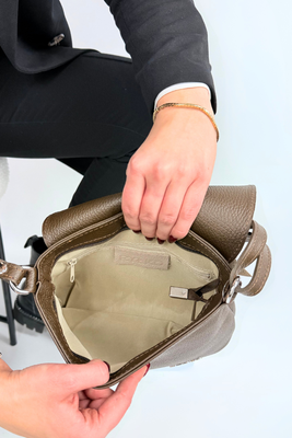 Жіноча бежева шкіряна сумочка з клапаном Ryłko