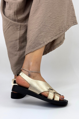 Білі босоніжки на танкетці з екошкіри 