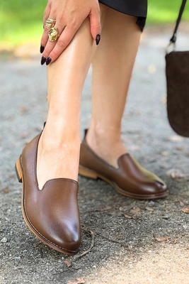 Чорні туфлі з перфорованою танкеткою 