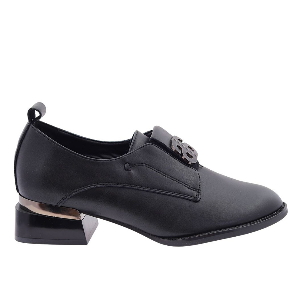 Чорні шкіряні туфлі на низькому каблуці з декором 