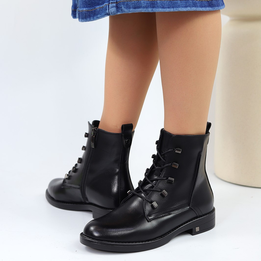 Чорні жіночі утеплені черевики на шнурівці 