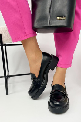 Czarne mokasyny na masywnej podeszwie z metalową ozdobą