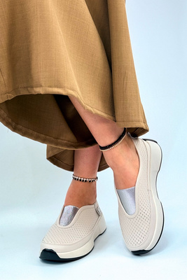 Beżowe skórzane półbuty perforowane na platformie wsuwane